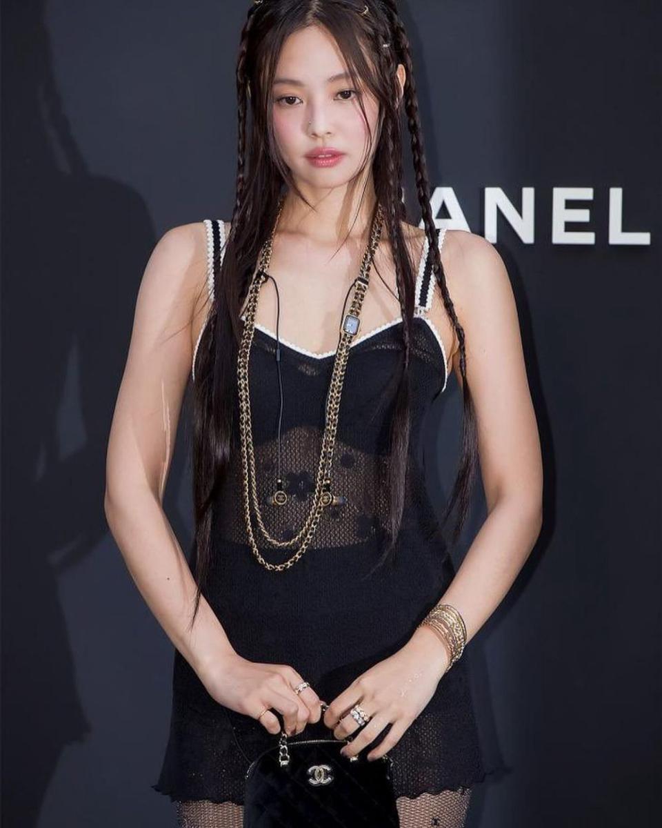 ide gaya feminin nuansa hitam ala Jennie BLACKPINK (instagram.com/jennierubyjane)