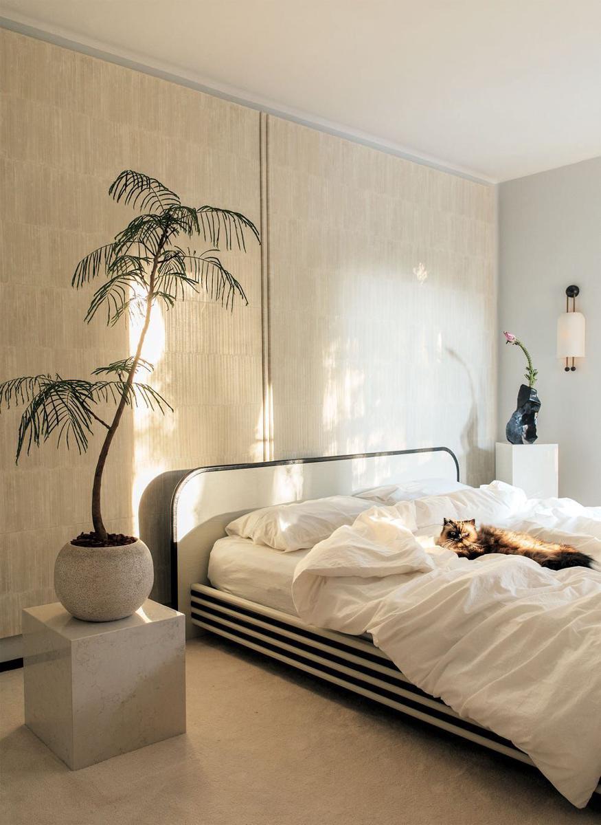 ilustrasi kamar kos cewek dengan kasur lantai (elledecor.com/Maureen M. Evans)