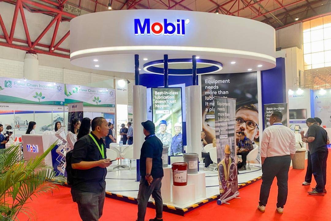 Partisipasi PT Exxonmobil Lubricants Indonesia di pameran Paper Chain Indonesia 2024.