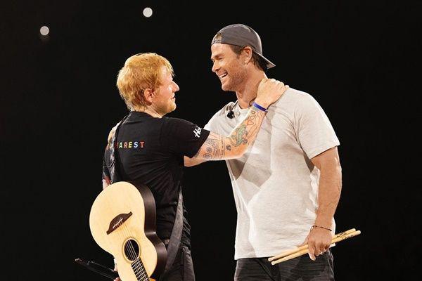 7 Potret Chris Hemsworth Main Drum di Konser Ed Sheeran, Klop Banget