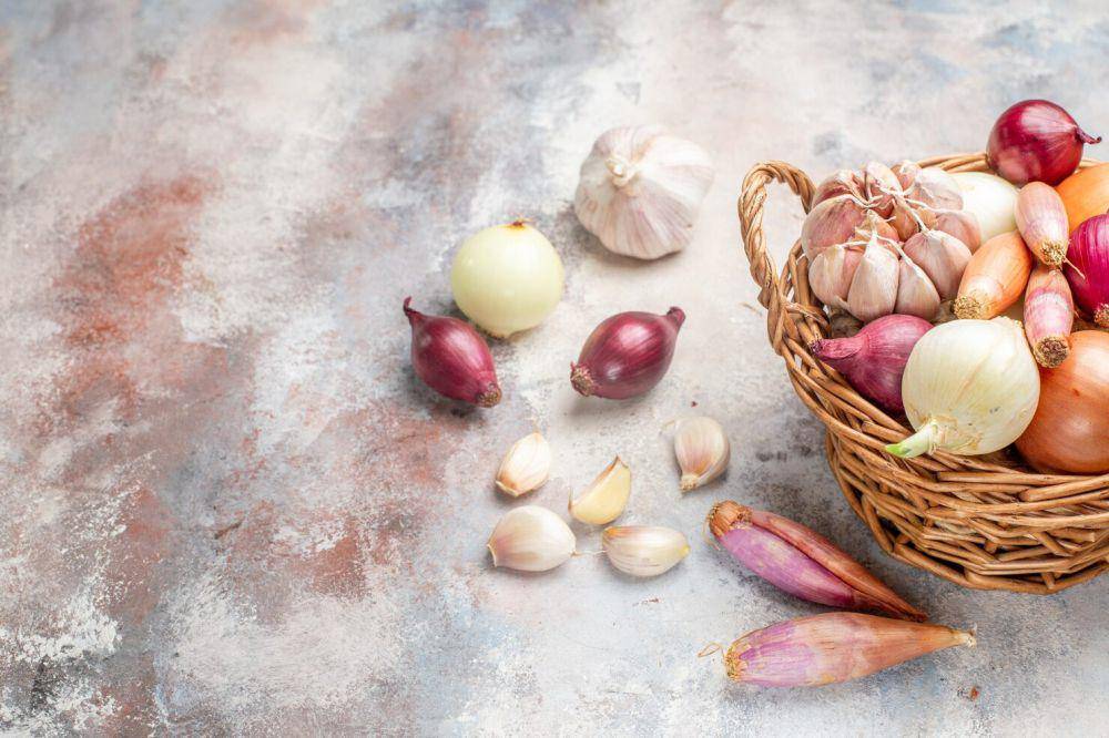 ilustrasi bawang putih dan bawang merah (freepik.com/KamranAydinov)