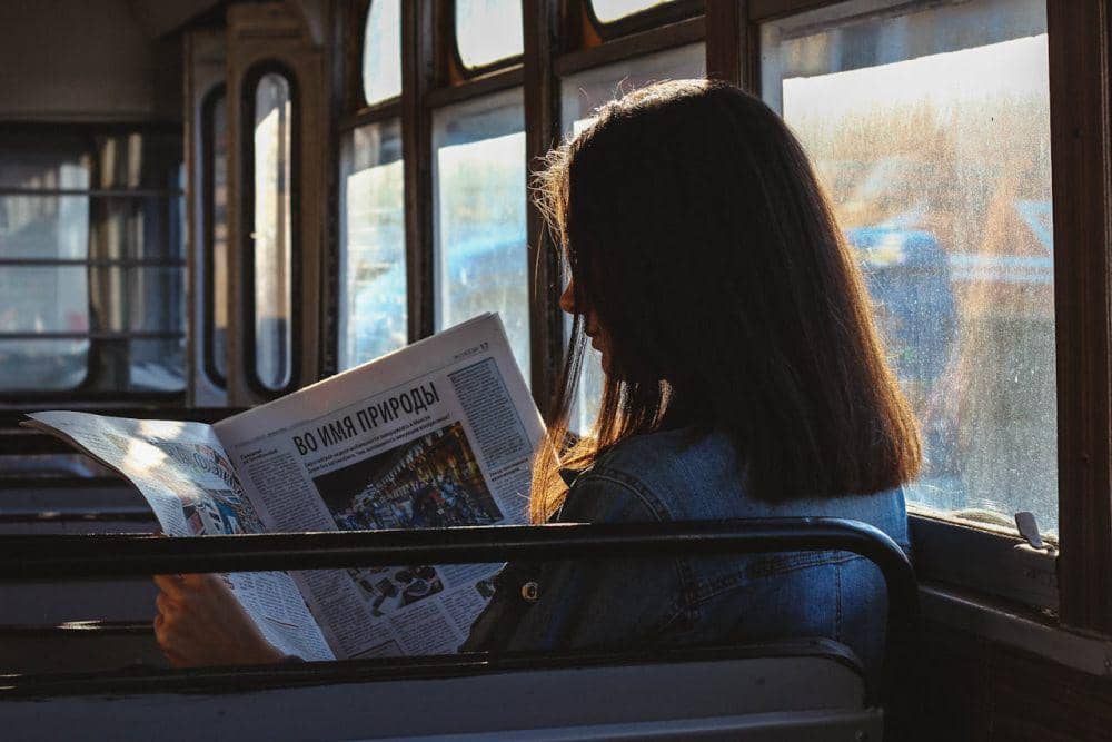 ilustrasi membaca dalam bus (pexels.com/Artem Malushenko)