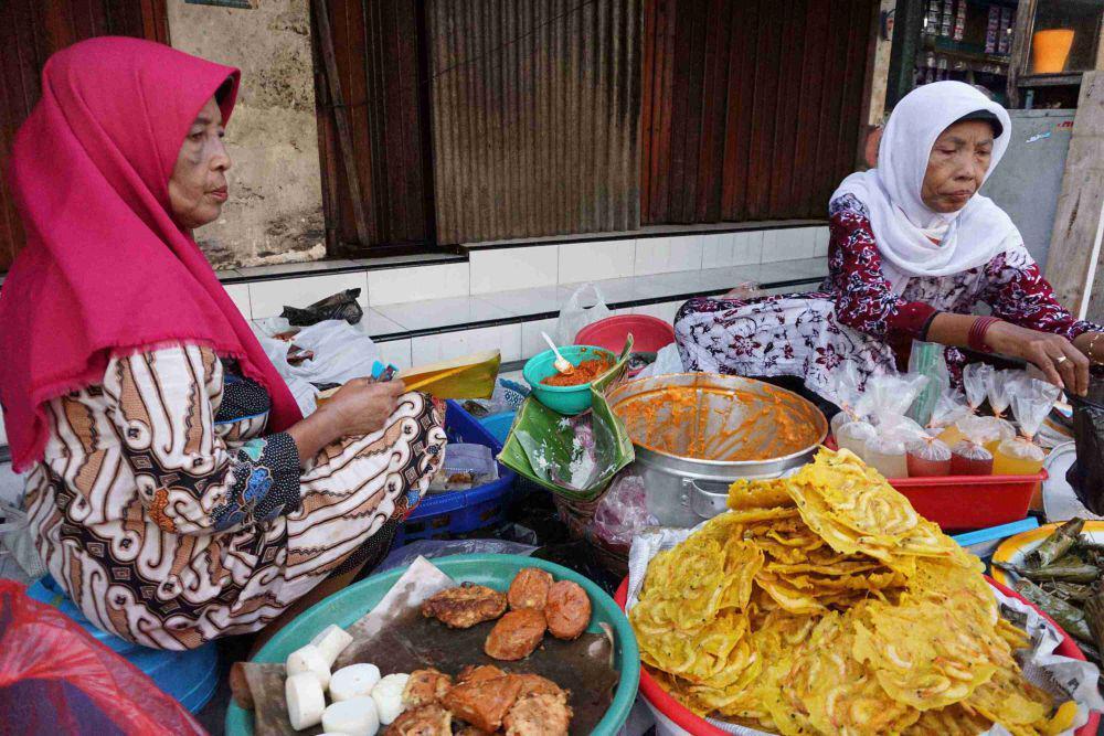 Warung bubur Roomo Hj Nurjanah. Foto: Disparekrafbudpora Gresik