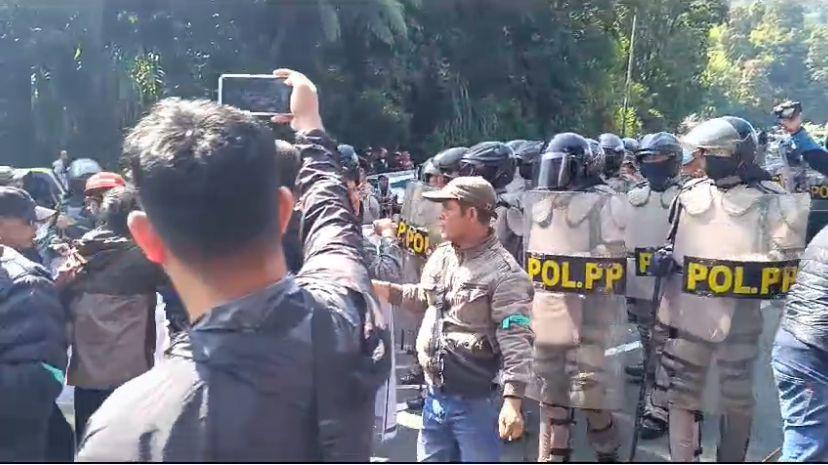 Pembongkaran Lapak Tahap II di Puncak Ricuh, Pedagang-Petugas Melawan