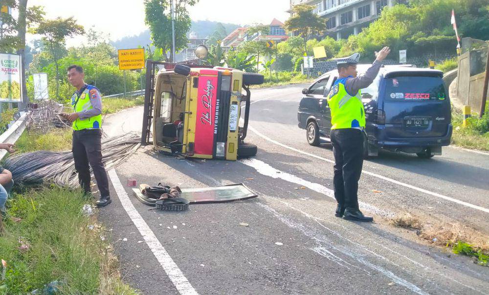 Rem blong, truk bermuatan 3 ton besi asap Karanganyar Jawa Tengah terguling di jalan tembus Sarangan - Magetan. IDN Times/ Riyanto.