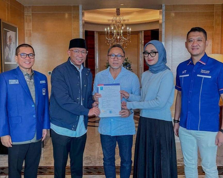 Penyerahan dukungan rekomendasi PAN kepada Mirza-Jihan. (Instagram/@mirzajihan2024).