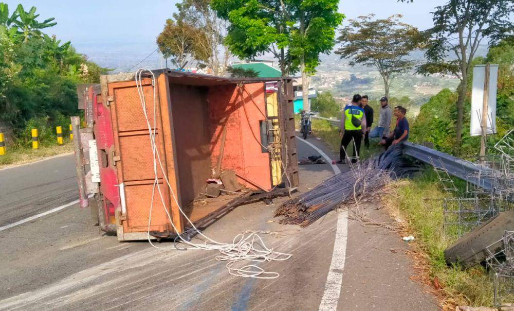 Rem blong, truk bermuatan 3 ton besi asap Karanganyar Jawa Tengah terguling di jalan tembus Sarangan - Magetan. IDN Times/ Riyanto.