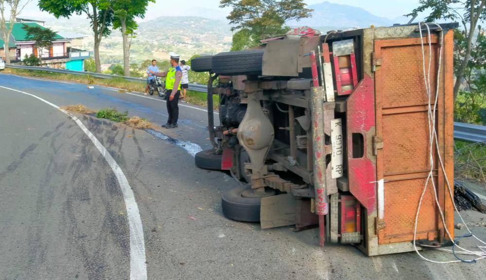 Rem blong, truk bermuatan 3 ton besi asap Karanganyar Jawa Tengah terguling di jalan tembus Sarangan - Magetan. IDN Times/ Riyanto.