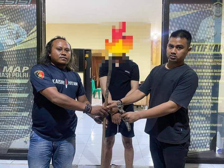 Foto terduga pelaku saat diamankan polisi (Dok/Polres Bima Kota)