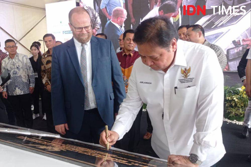 Menteri Koordinator (Menko) Perekonomian, Airlangga Hartarto menandatangani pelakat peresmian investasi perusahaan asing di Batam (IDN Times/Putra Gema Pamungkas)