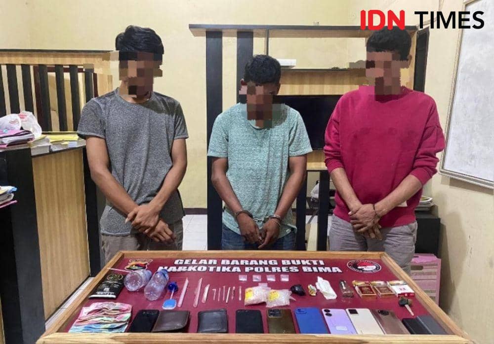 Foto terduga pelaku FM bersama dua rekannya (Dok/Polres Bima)
