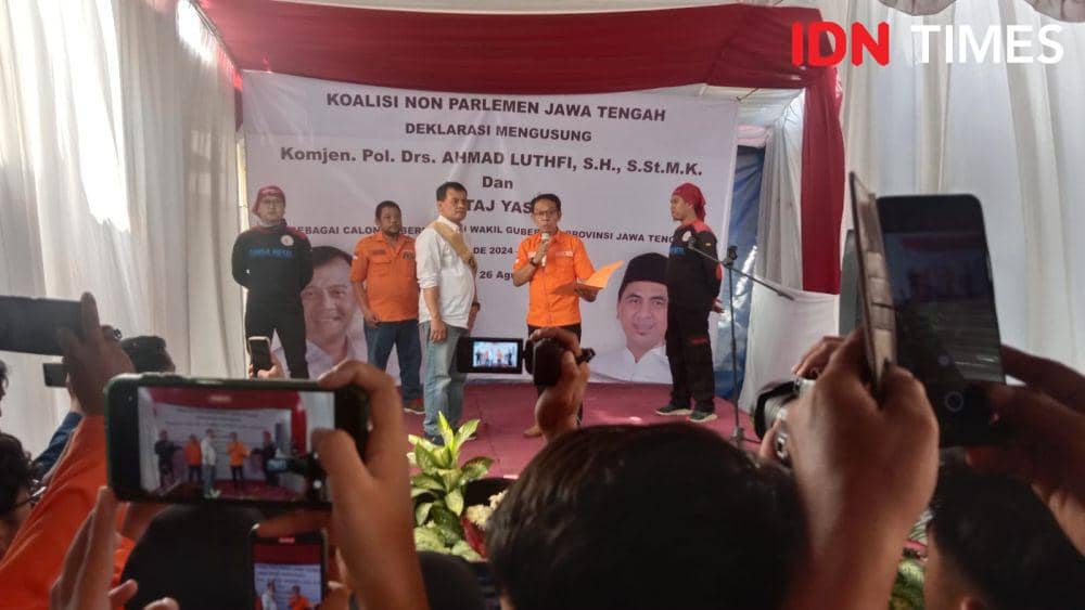 Bakal calon gubernur Jateng Komjen Pol Ahmad Luthfi saat menerima dukungan dari Ketua Exco Partai Buruh Jateng Aulia Hakim di markas Partai Buruh Jateng. (IDN Times/Fariz Fardianto)