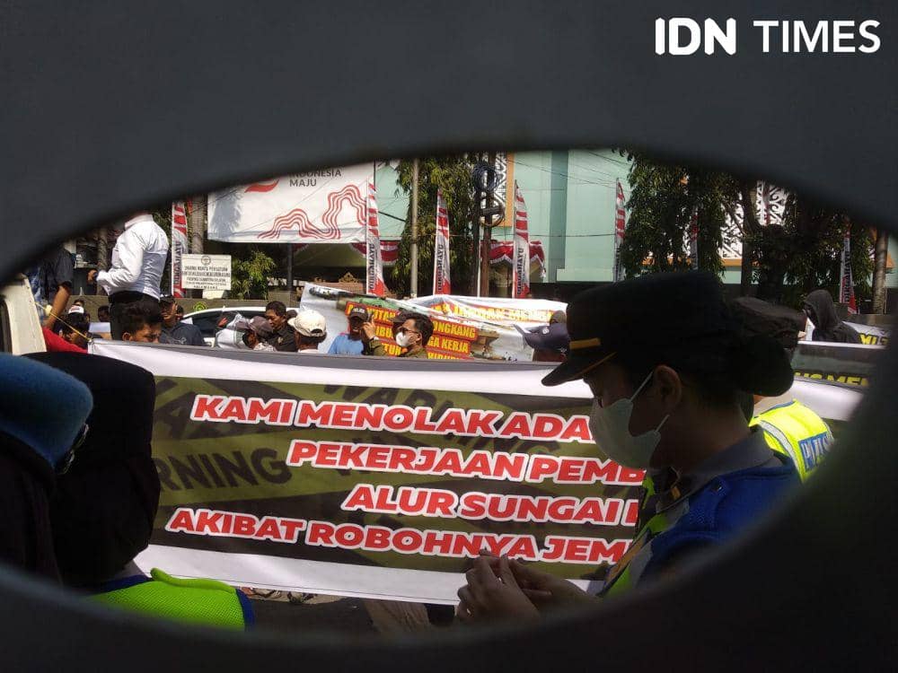 Warga Lalan Minta Gubernur Segera Bikin Kebijakan Pasca Jembatan Roboh
