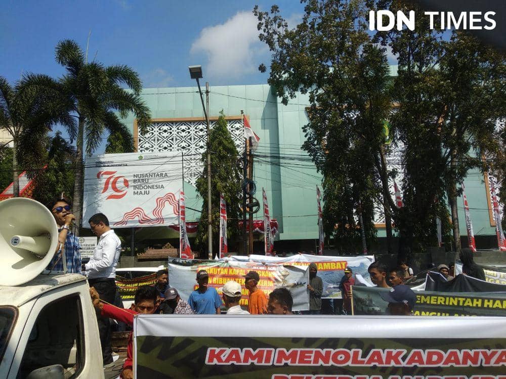 Demonstrasi masyarakat Lalan di Kantor Gubernur Sumsel (IDN Times/Rangga Erfizal)