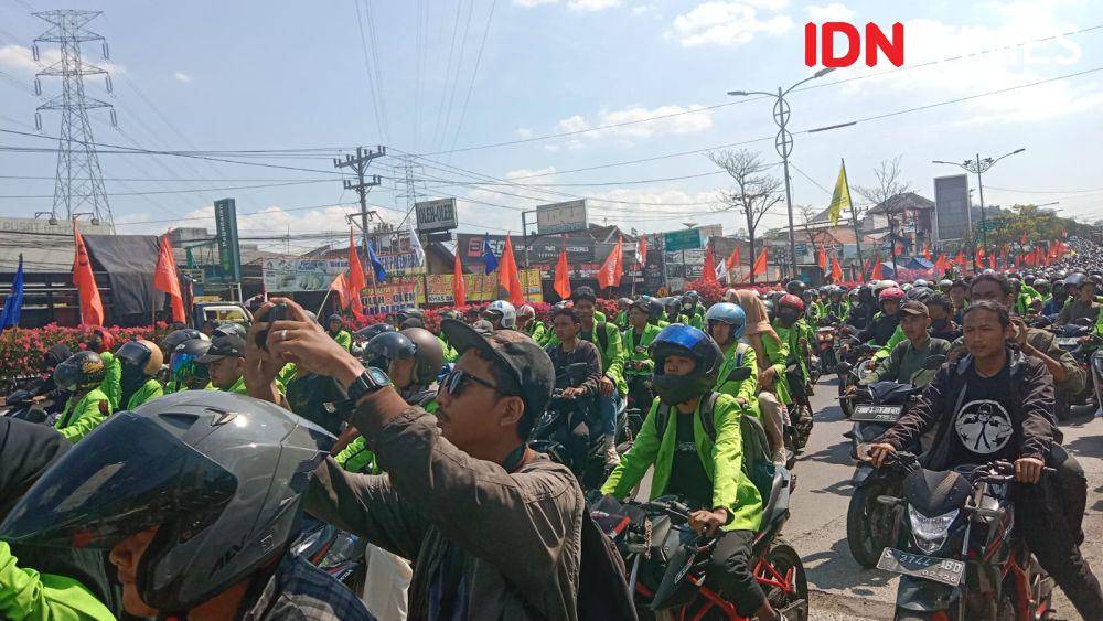 Jalur pantura dipadati mahasiswa UIN Walisongo. (IDN Times/Fariz Fardianto)