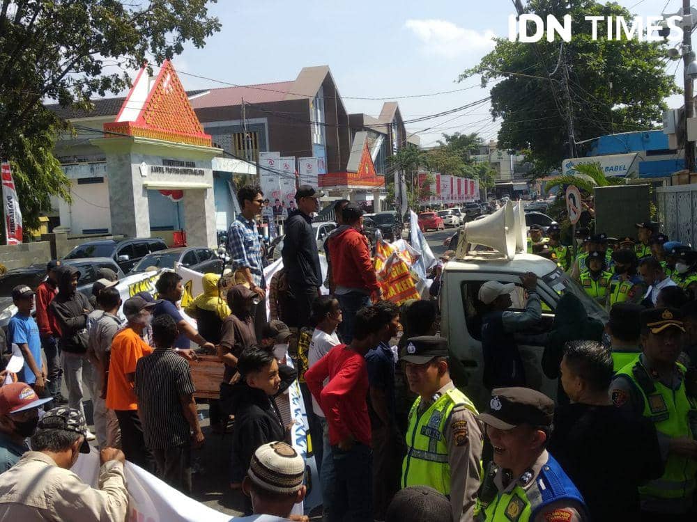 Demonstrasi masyarakat Lalan di Kantor Gubernur Sumsel (IDN Times/Rangga Erfizal)