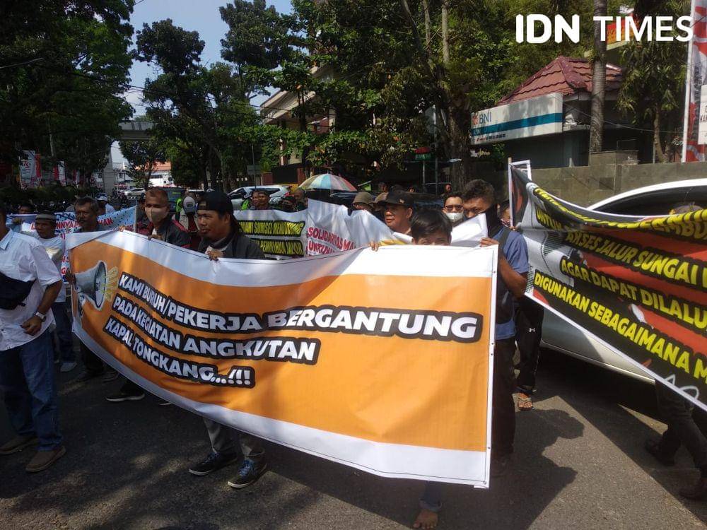 Demonstrasi masyarakat Lalan di Kantor Gubernur Sumsel (IDN Times/Rangga Erfizal)