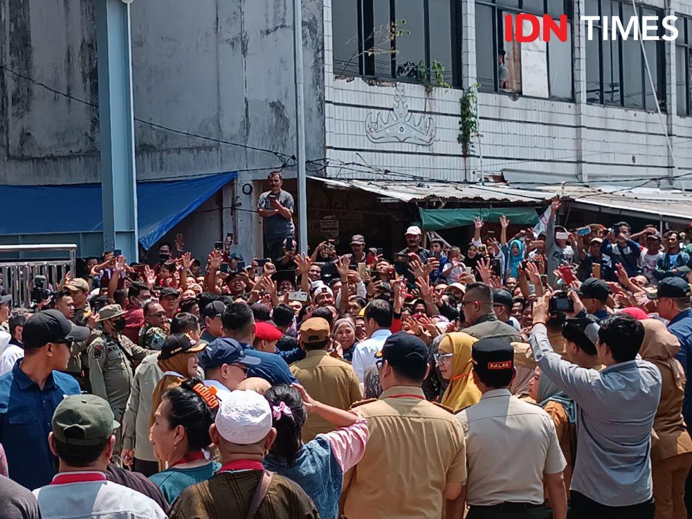 Euforia Warga Pecah, Jokowi Bagi-bagi Kaus di Pasar Pasir Gintung