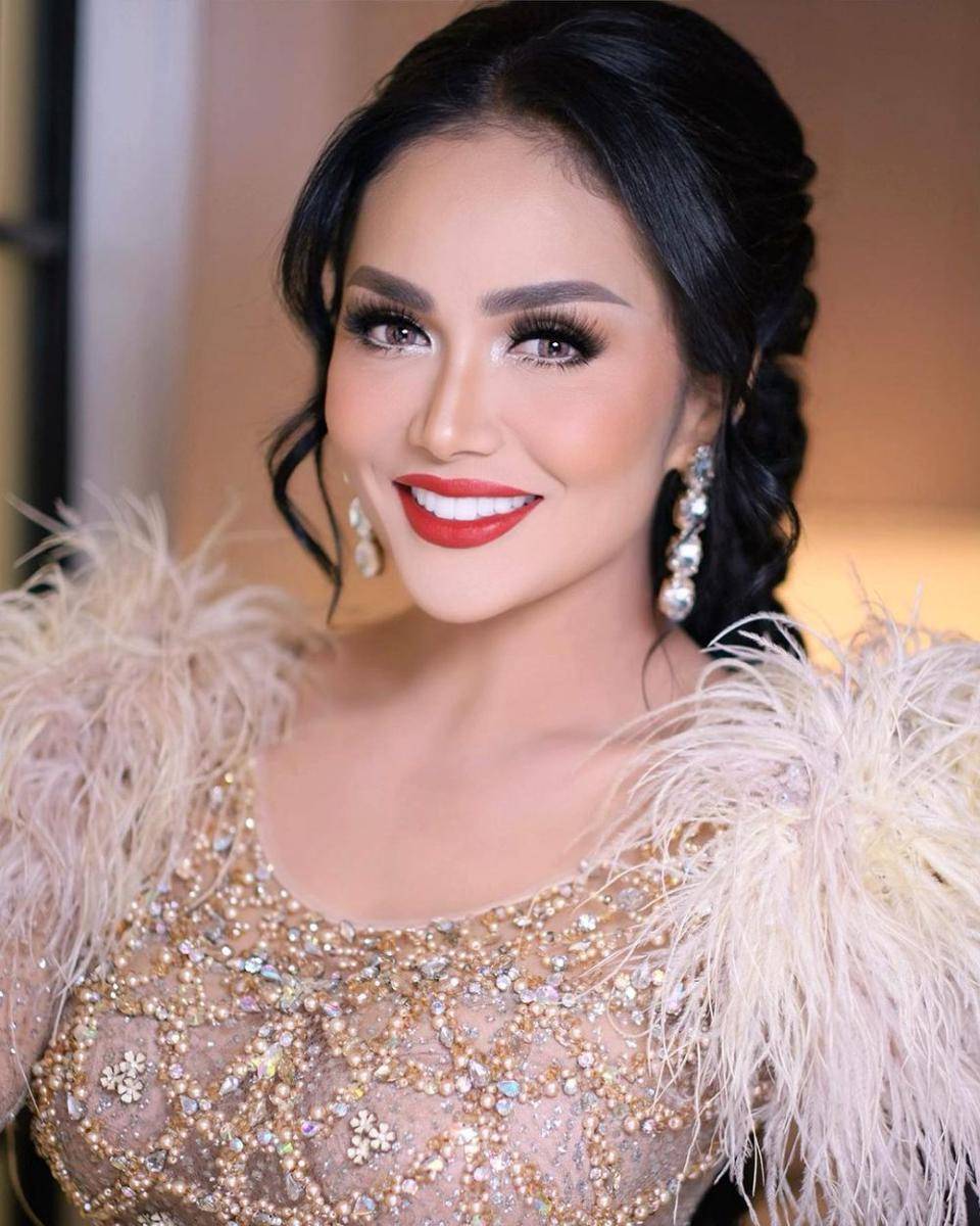 inspirasi makeup glamor untuk kondangan ala Krisdayanti (instagram.com/krisdayantilemos)
