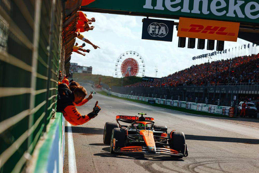 Kru McLaren menyambut Lando Norris yang sukses finis pertama di GP Belanda 2024. (x.com/McLarenF1)