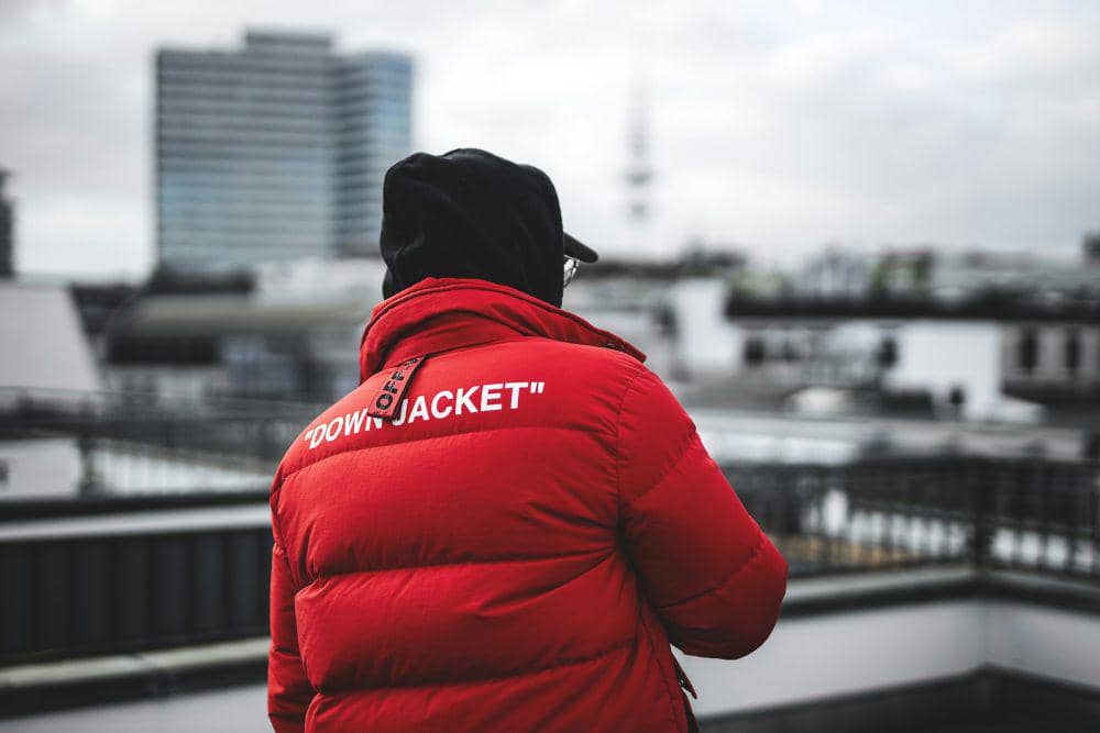 ilustrasi pria mengenakan jaket tebal (unsplash.com/Leon Skibitzki)