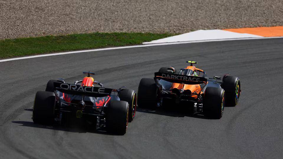 Max Verstappen dan Lando Norris di GP Belanda 2024. (formula1.com)