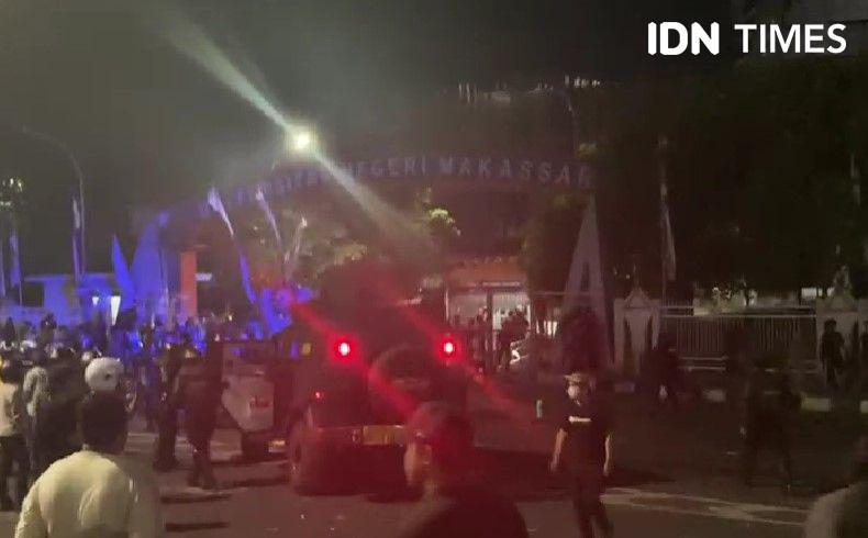 Mobil Barakuda Bubarkan Demo Tolak Politik Dinasti depan UNM Makassar