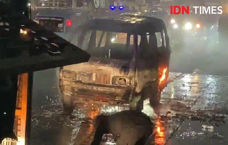 Demo Ricuh di Makassar, Polisi Tuding Geng Anarko Bakar Mobil Angkot