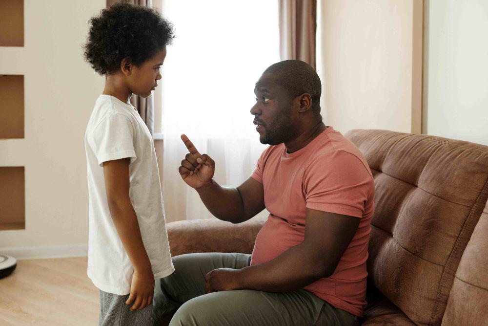 7 Kesalahan Orang Tua dalam Mengasuh Anak Laki-Laki, Bikin Mental Down