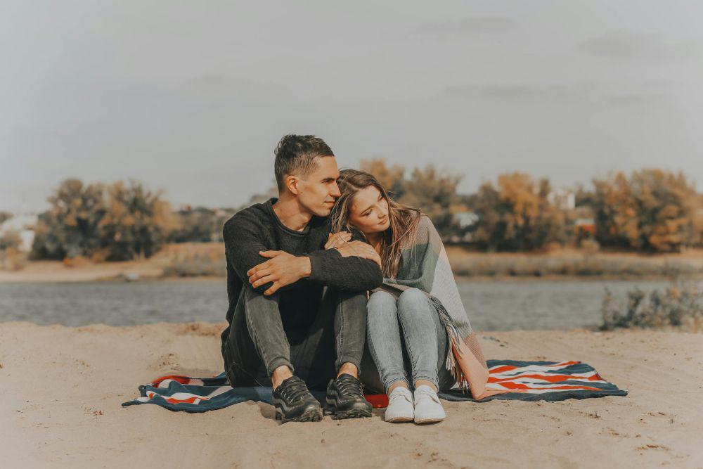 potret pasangan duduk di pinggir danau (pexels.com/Marina Abrosimova)
