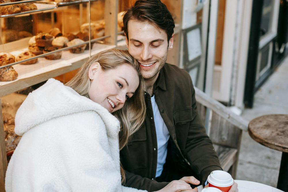 potret pasangan menghabiskan waktu bersama (pexels.com/Katerina Holmes)