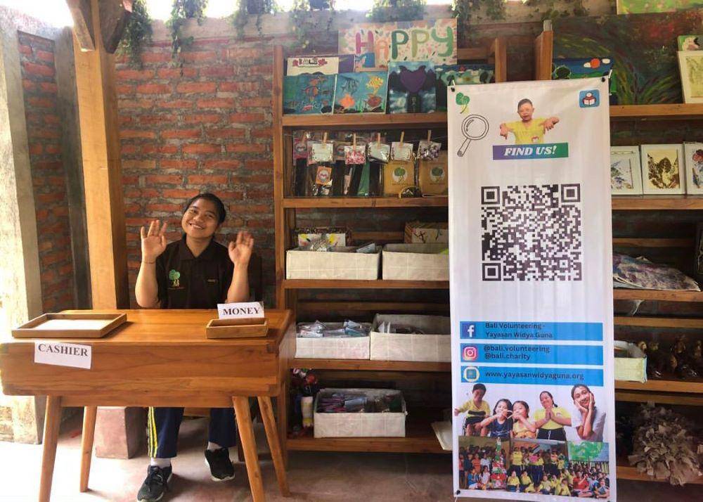 Toko yang ada di Piduh Charity Cafe Bali. (Yayasanwidyaguna.org)