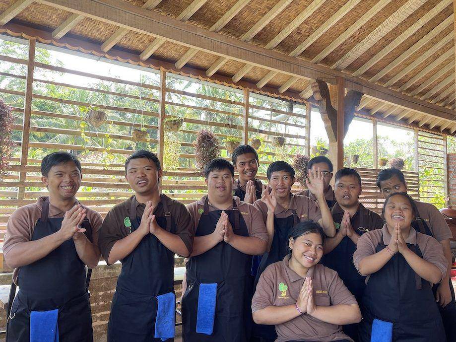 Karyawan Piduh Charity Cafe Bali. (Yayasanwidyaguna.org)