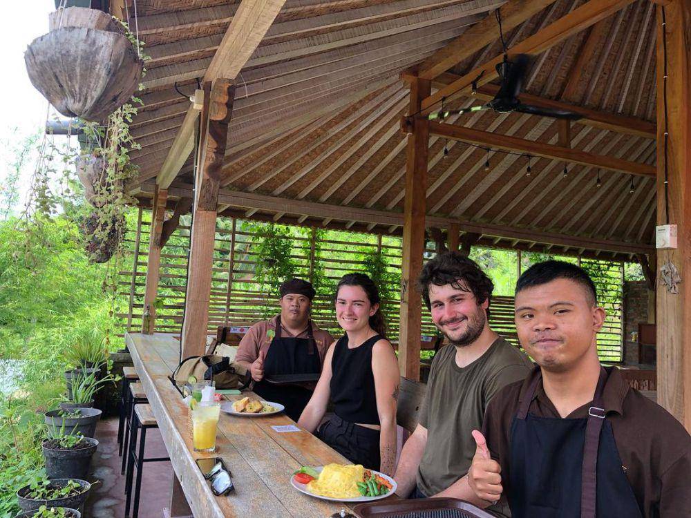 Pengunjung dan karyawan di Piduh Charity Cafe Bali. (Instagram.com/piduh_charitycafe)