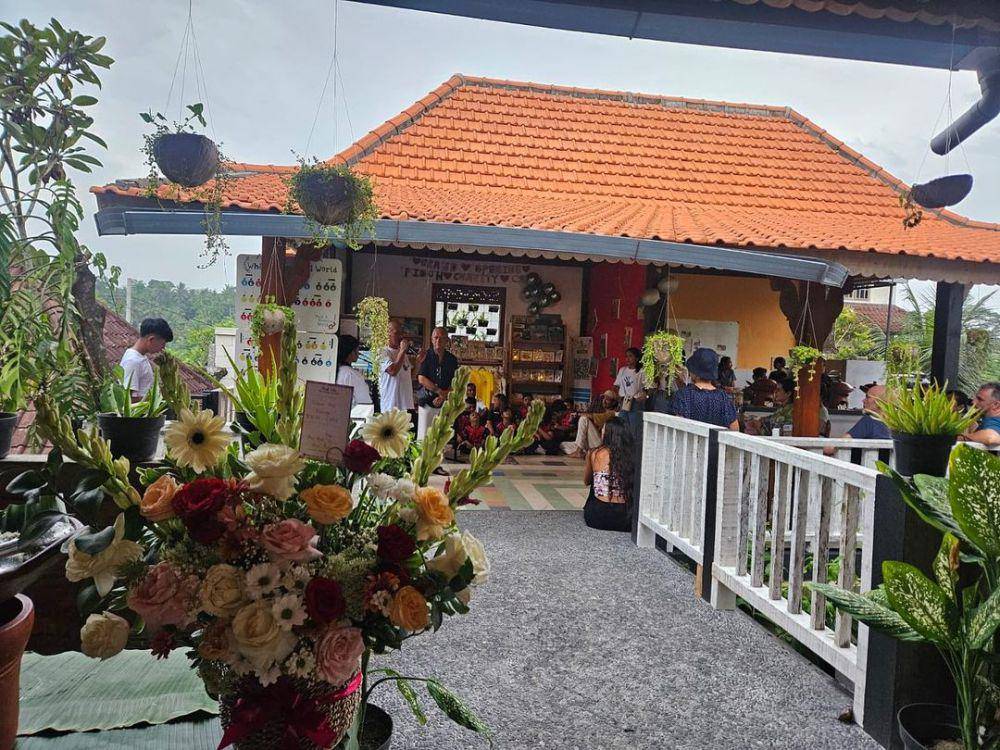 Suasana di Piduh Charity Cafe Bali yang asri dan nyaman. (Instagram.com/piduh_charitycafe)