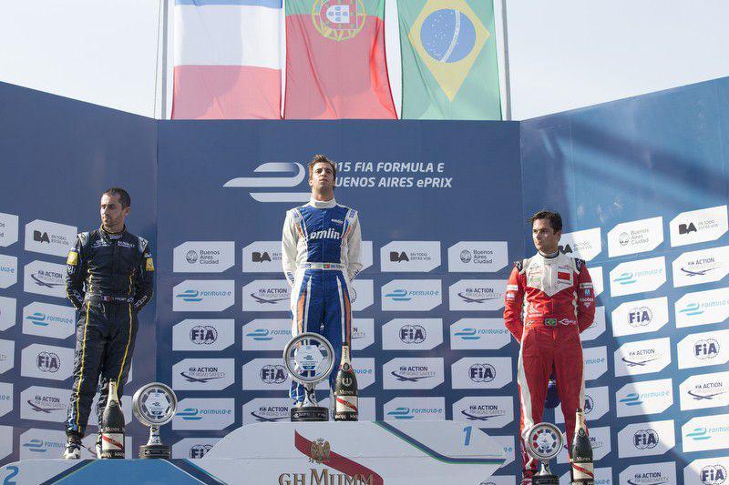 Antonio Felix da Costa (tengah) menjuarai E-Prix Buenos Aires 2015 diikuti Nicolas Prost (kiri) di podium kedua dan Nelson Piquet Jr. di podium ketiga. (fia.com)