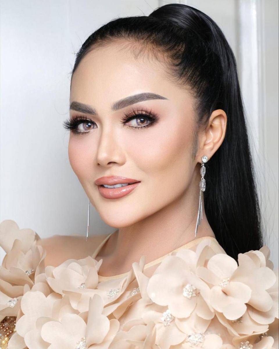 inspirasi makeup glamor untuk kondangan ala Krisdayanti (instagram.com/krisdayantilemos)