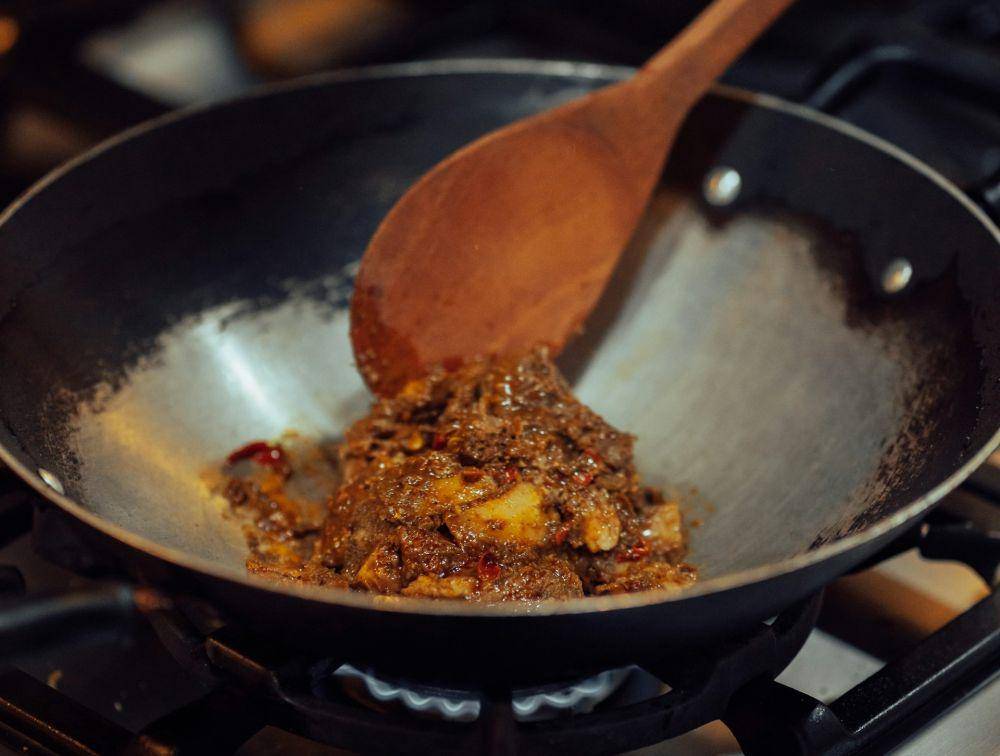 ilustrasi memasak bumbu rendang daging sapi khas Padang (unsplash.com/prananta haroun)