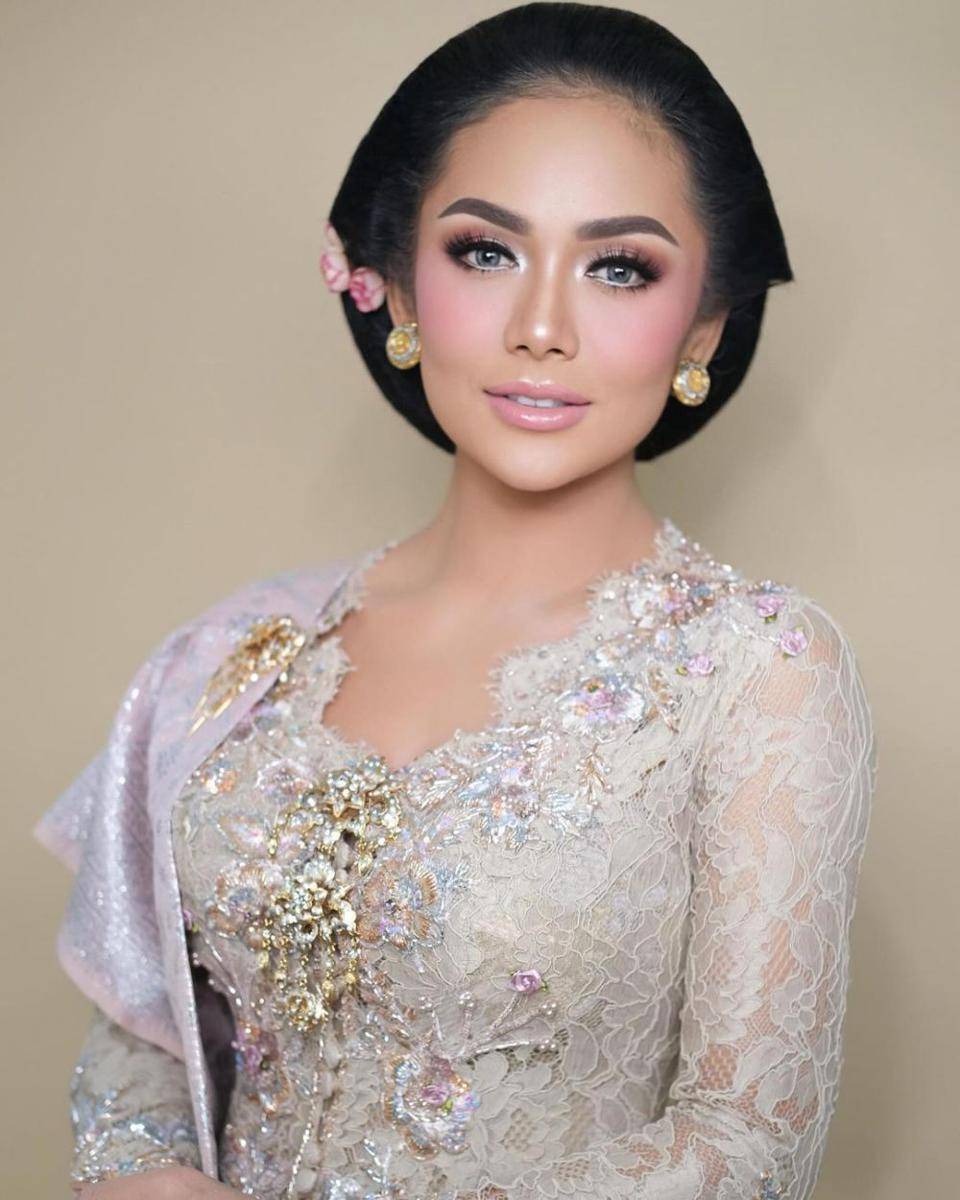 inspirasi makeup glamor untuk kondangan ala Krisdayanti (instagram.com/krisdayantilemos)