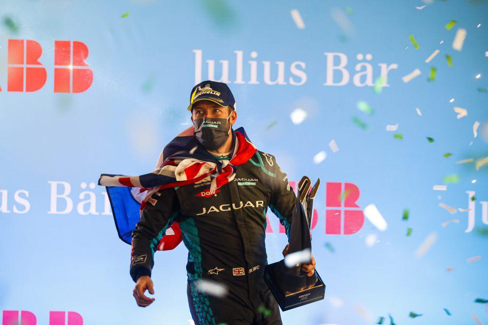 Sam Bird memegang trofi kemenangan di balapan ke-1 E-Prix Diriyah 2021. (media.jaguar.com)
