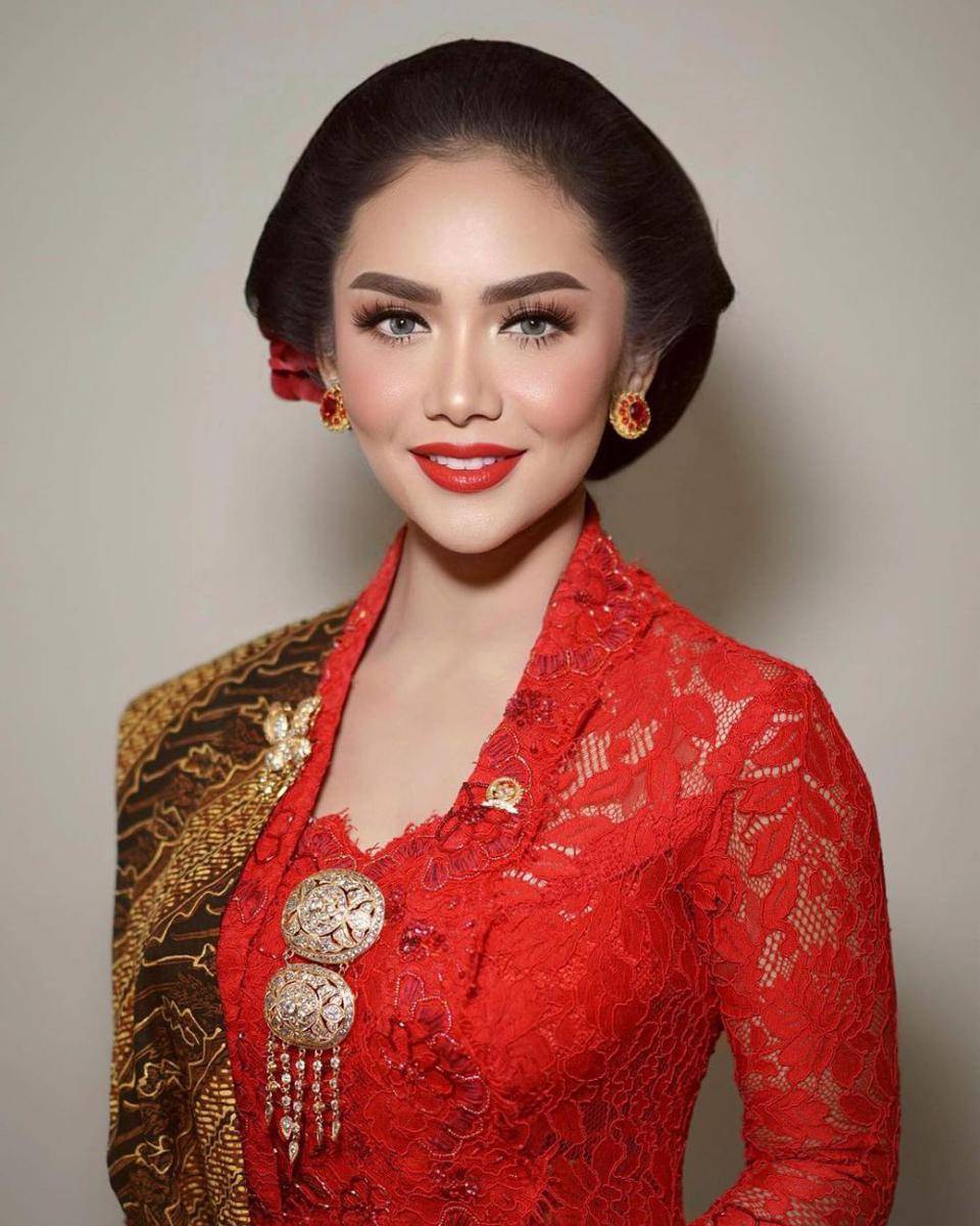inspirasi makeup glamor untuk kondangan ala Krisdayanti (instagram.com/krisdayantilemos)