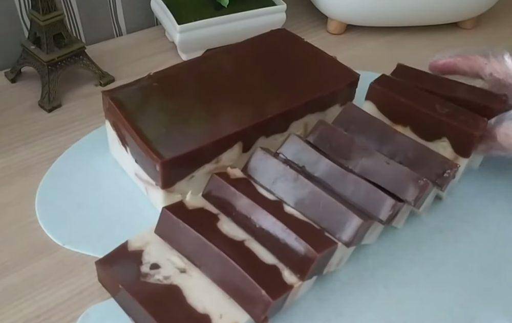 ilustrasi puding roti tawar lapis cokelat (YouTube.com/Anandea Kei)