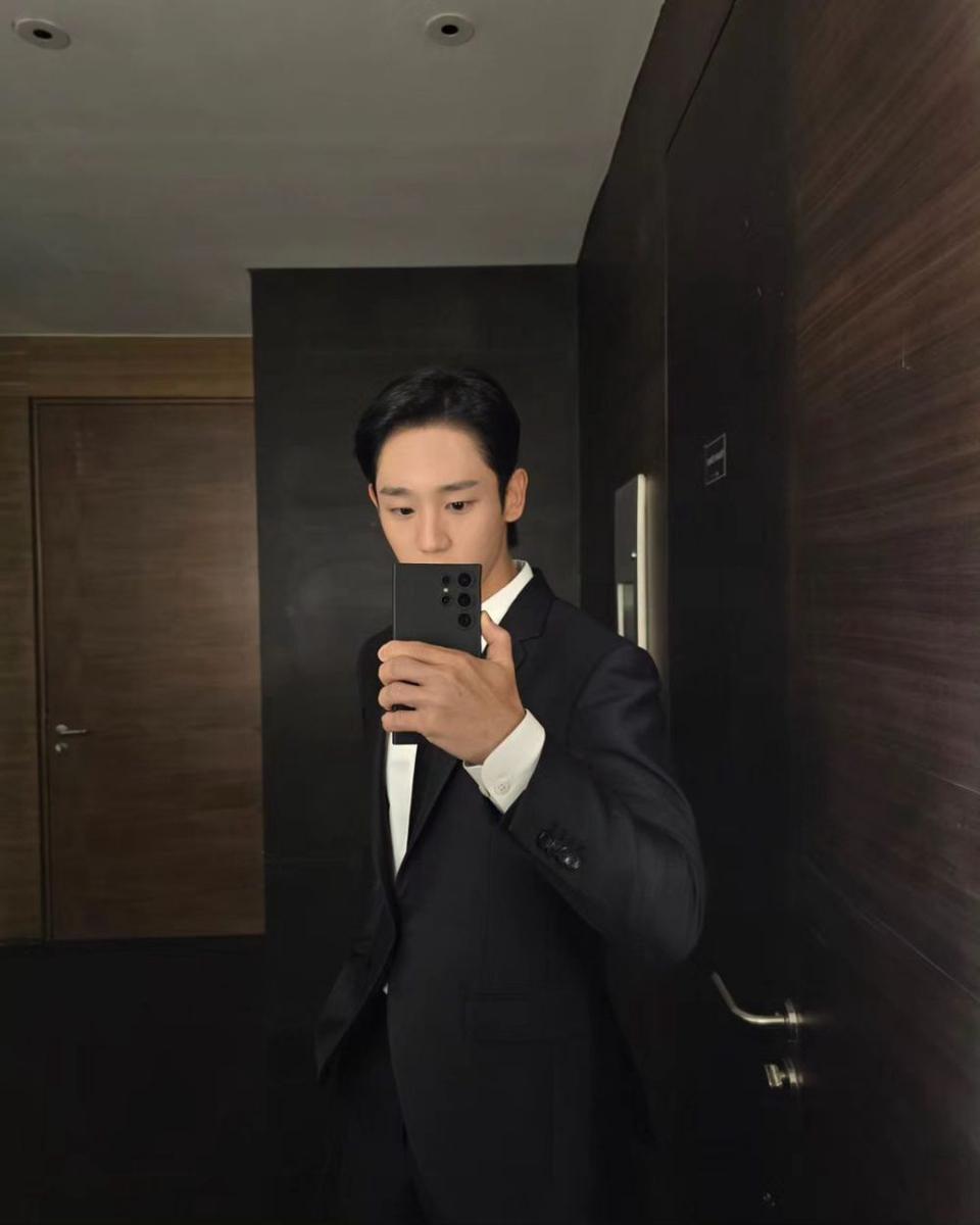 potret Jung Hae In di balik layar drama Love Next Door (instagram.com/holyhaein)