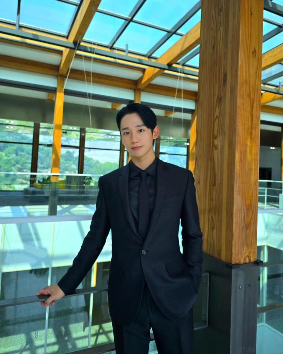 potret Jung Hae In di balik layar drama Love Next Door (instagram.com/holyhaein)