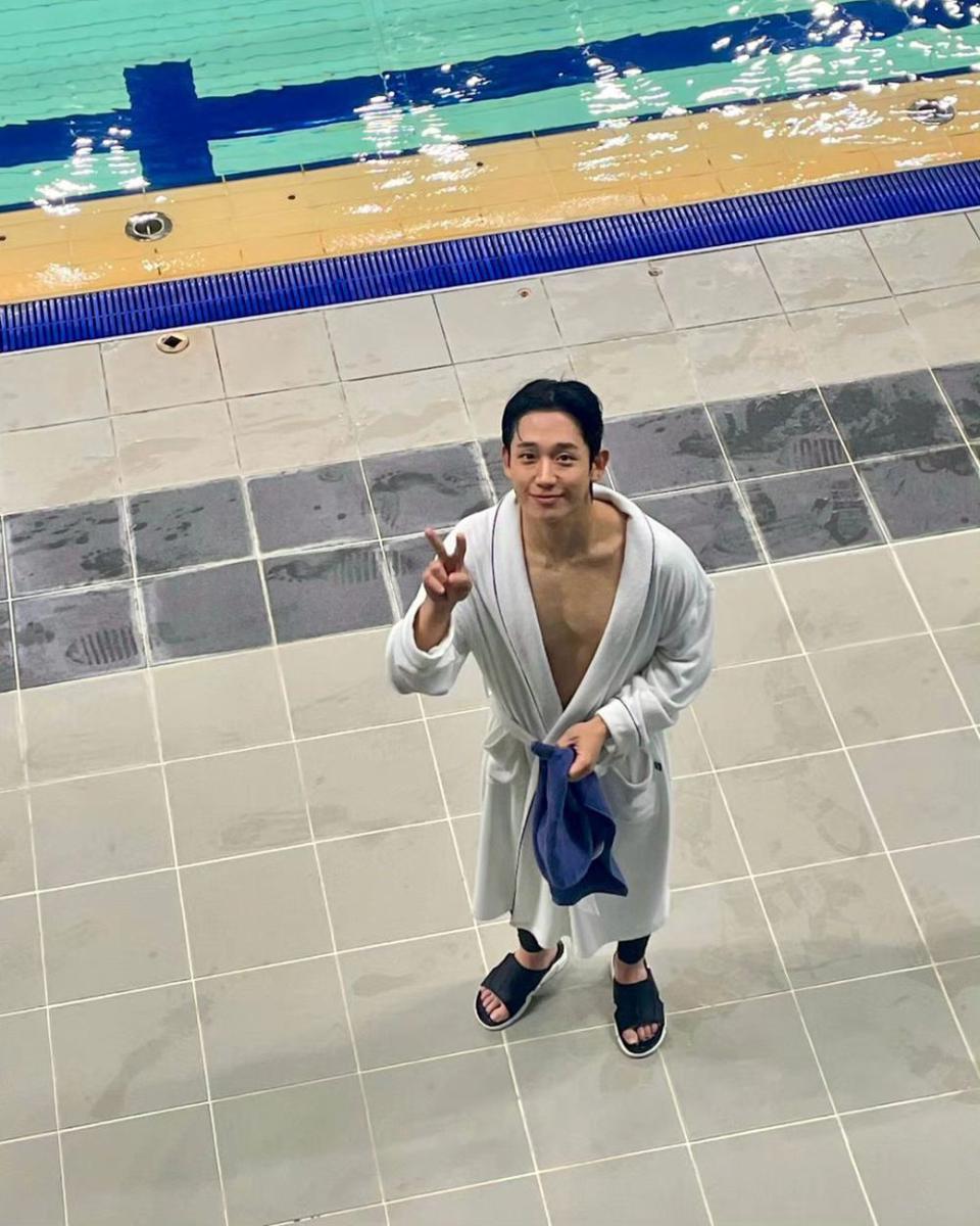potret Jung Hae In di balik layar drama Love Next Door (instagram.com/holyhaein)