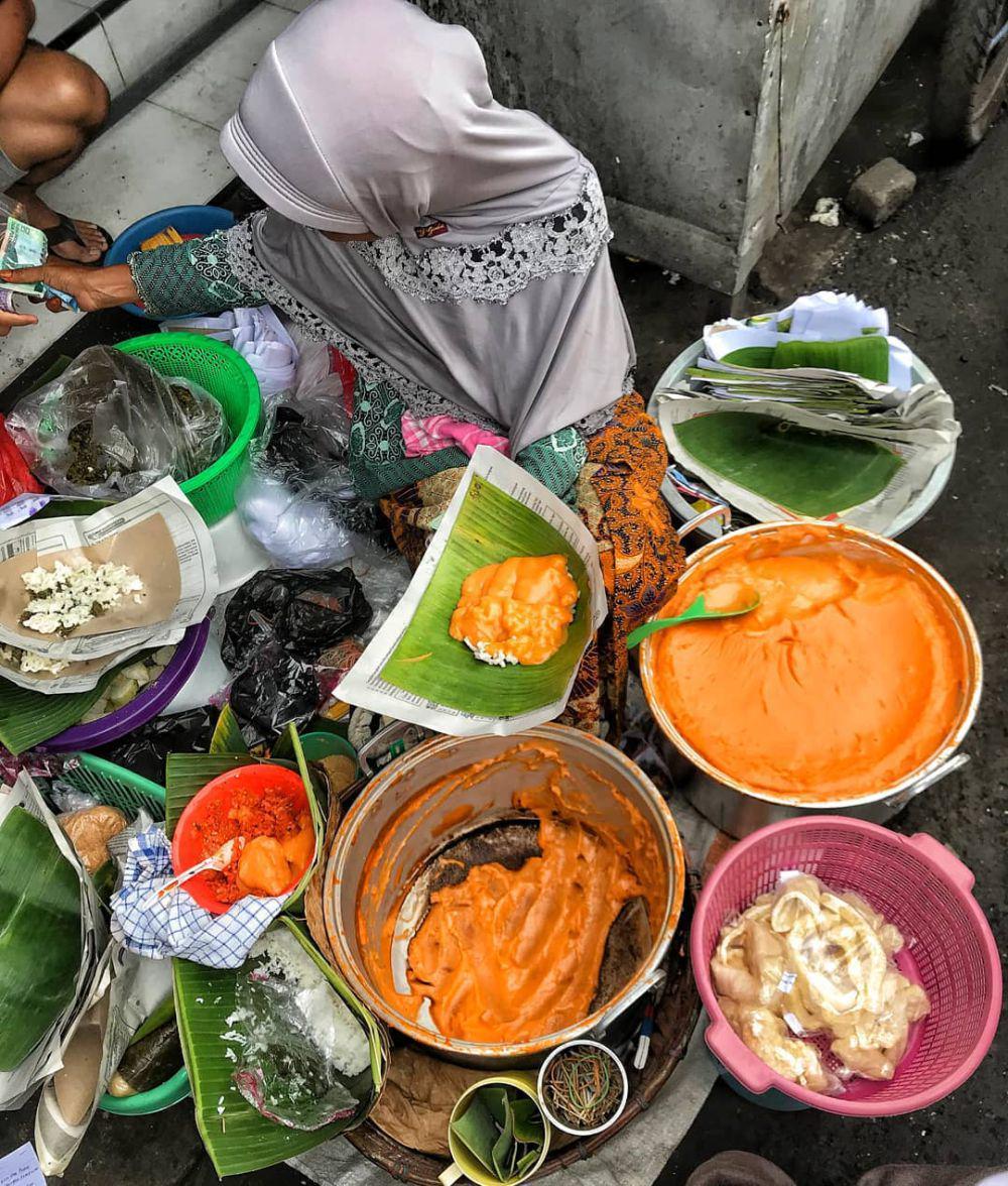 Bubur Roomo yang disajikan dengan aneka kondimen. Instagram/kulinergresik
