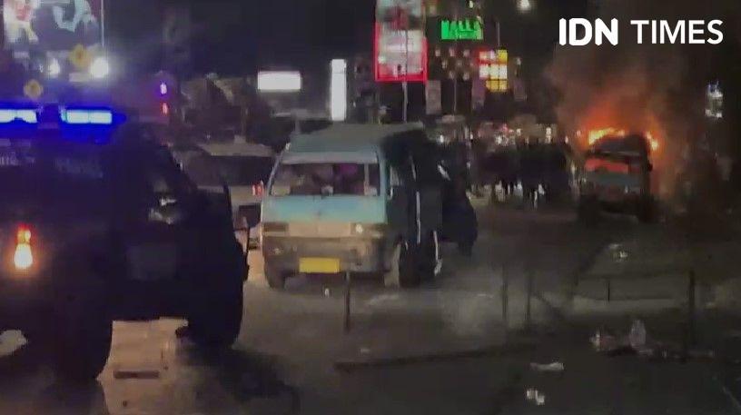 [BREAKING] Demo Tolak Politik Dinasti Jokowi di Makassar Ricuh, 1 Mobil Terbakar