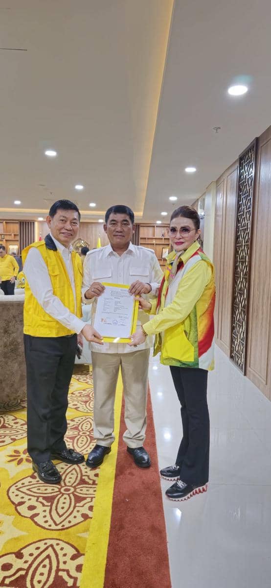 Ketua DPD I Partai Golkar, Tetty Paruntu (kanan), bersama paslon Gubernur dan Wakil Gubernur Sulut, Yulius Lumbaa-Victor Mailangkay. Dok. Istimewa