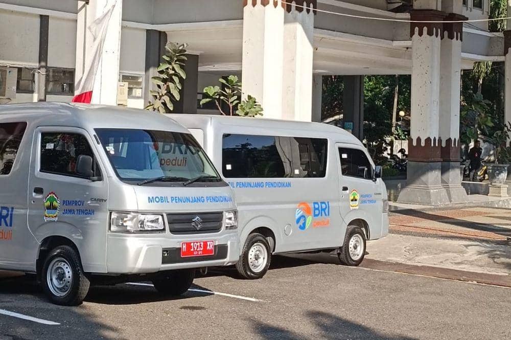 BRI Branch Office (BO) Semarang Pattimura memberikan bantuan dua unit mobil untuk operasional di SMK Negeri Jawa Tengah melalui BPKAD Jateng. (dok. BRI)