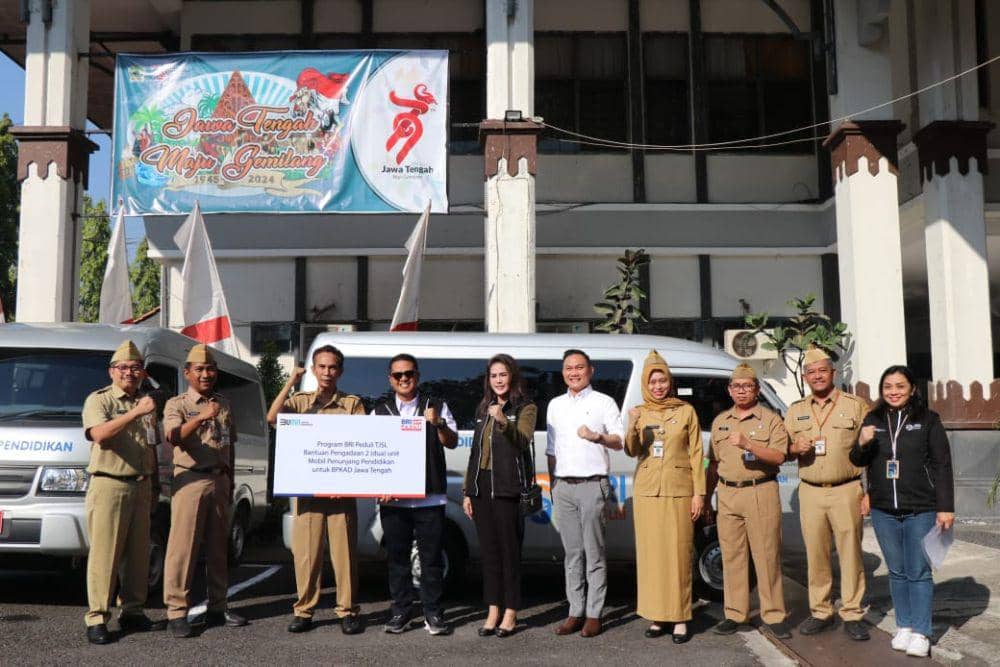 BRI Branch Office (BO) Semarang Pattimura memberikan bantuan dua unit mobil untuk operasional di SMK Negeri Jawa Tengah melalui BPKAD Jateng. (dok. BRI)